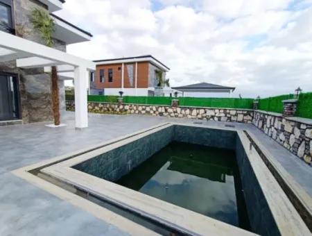 Freistehende Villa Mit Pool In 500 M2 Grundstück