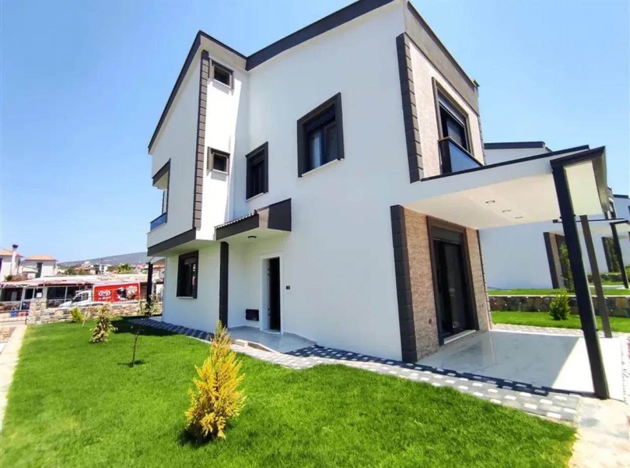 Didim Akbükte Bahçeli Havuzlu Satılık Müstakil Villa