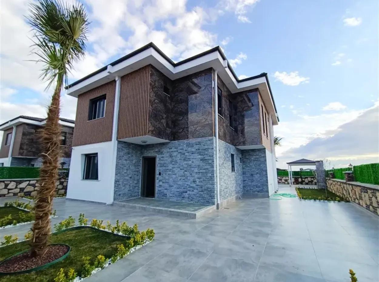 500 M2 Arsa İçinde Havuzlu Müstakil Satılık Villa