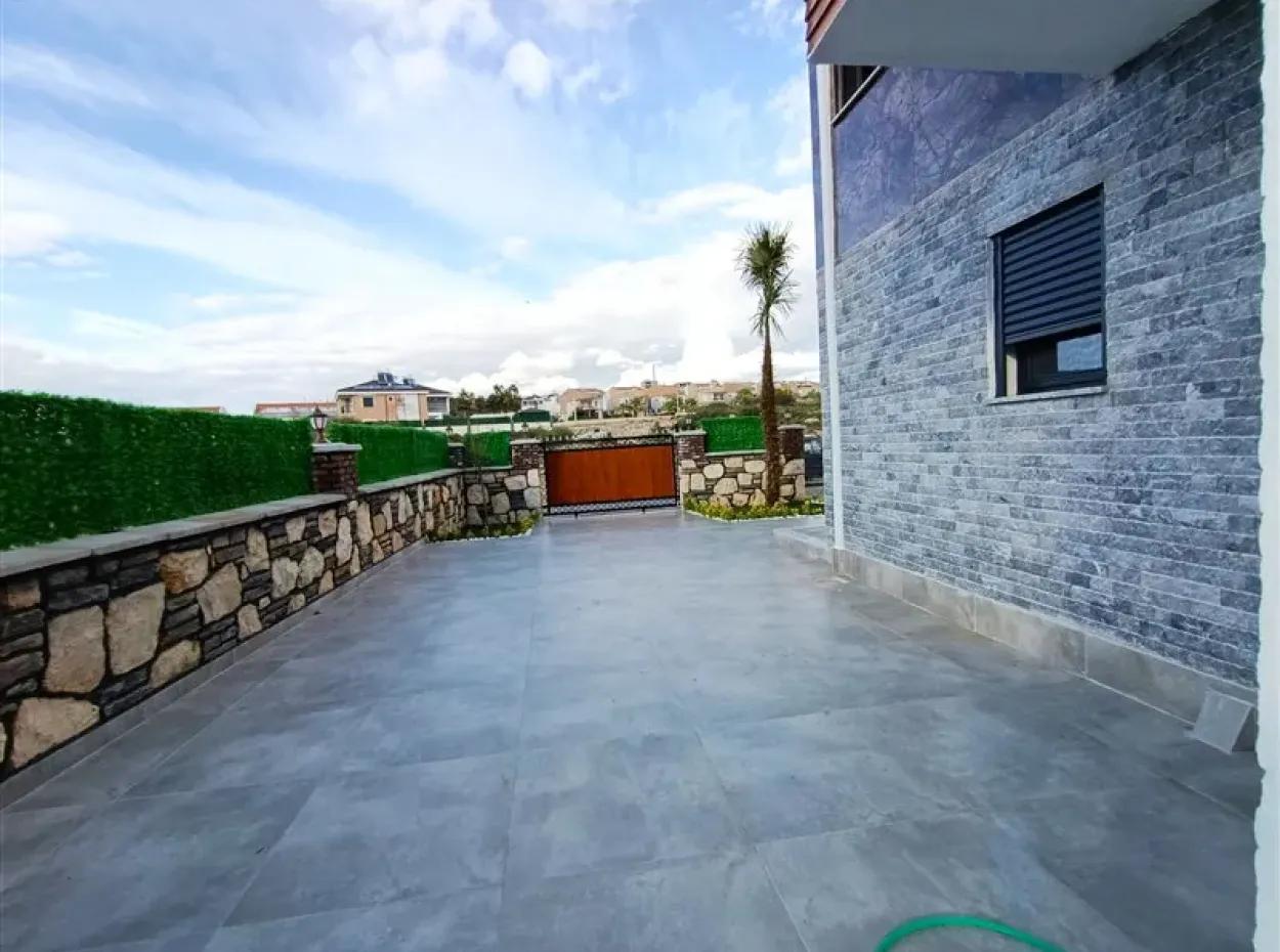 500 M2 Arsa İçinde Havuzlu Müstakil Satılık Villa