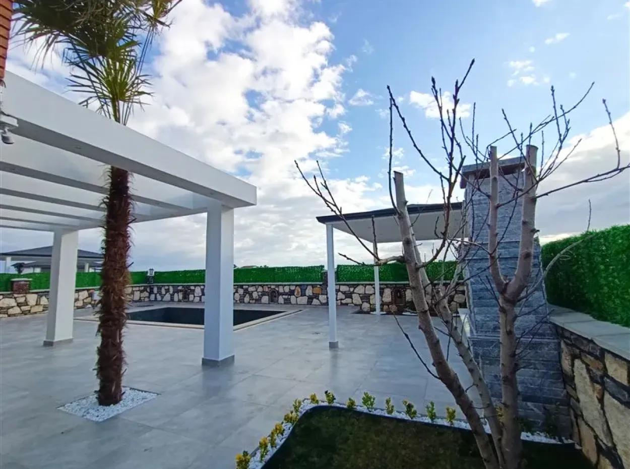 500 M2 Arsa İçinde Havuzlu Müstakil Satılık Villa