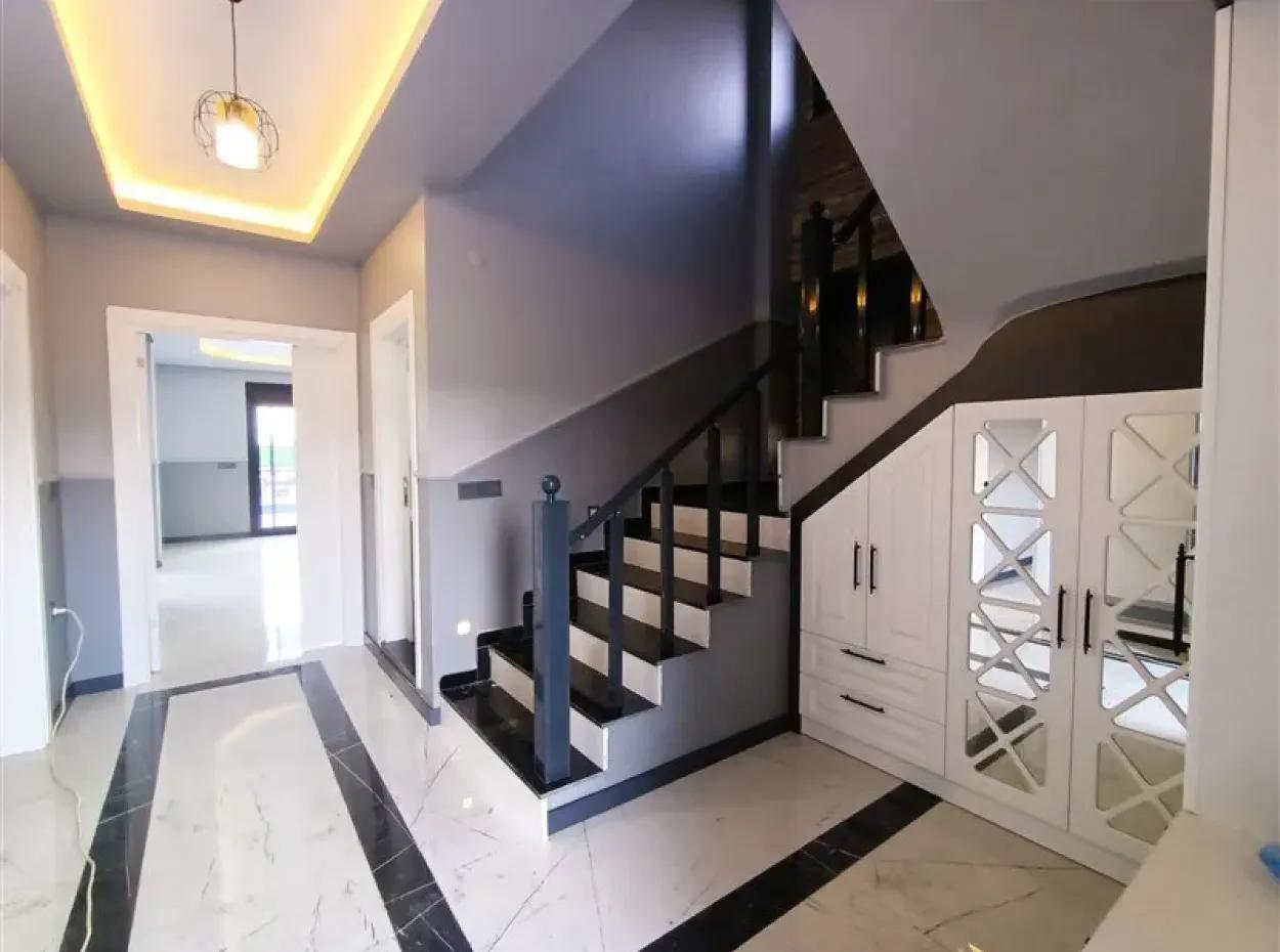 500 M2 Arsa İçinde Havuzlu Müstakil Satılık Villa