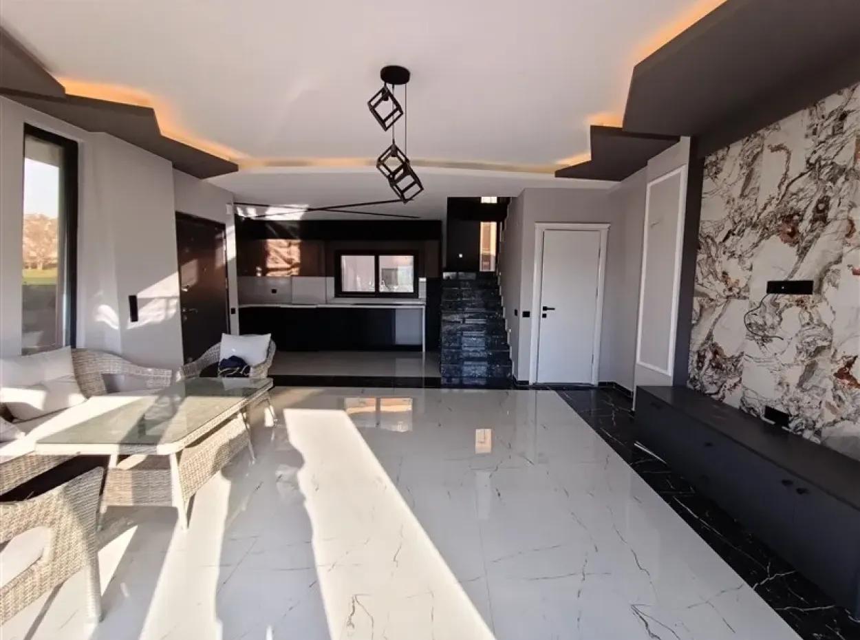 Didimde Havuzlu Bahçeli Sıfır Satılık Villa