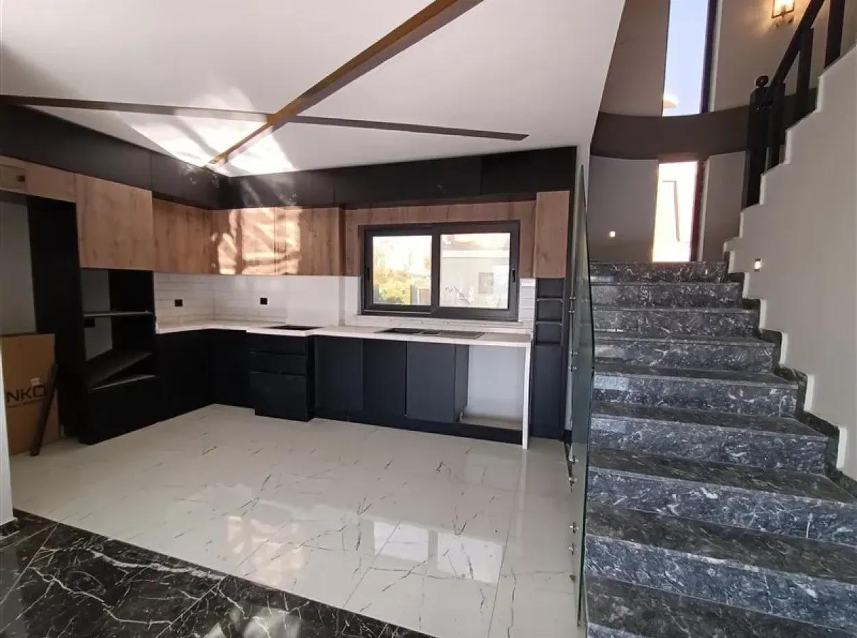 Didimde Havuzlu Bahçeli Sıfır Satılık Villa