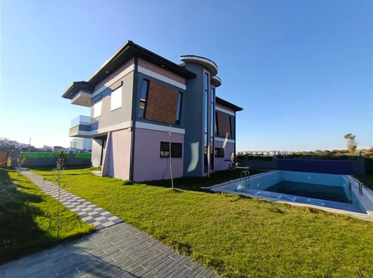 Didimde Havuzlu Bahçeli Sıfır Satılık Villa