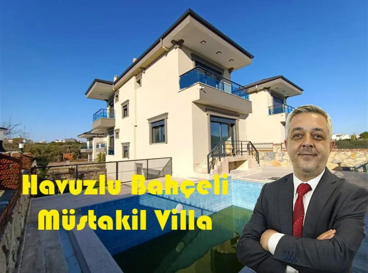 Havuzlu Bahçeli Önü Açık Müstakil Satılık Villa