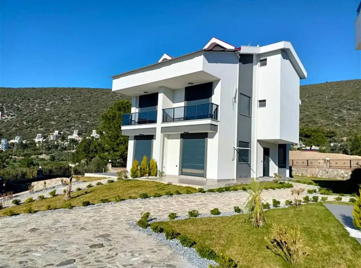 Akbükte Havuzlu Otoparklı Bahçeli Satılık Villalar