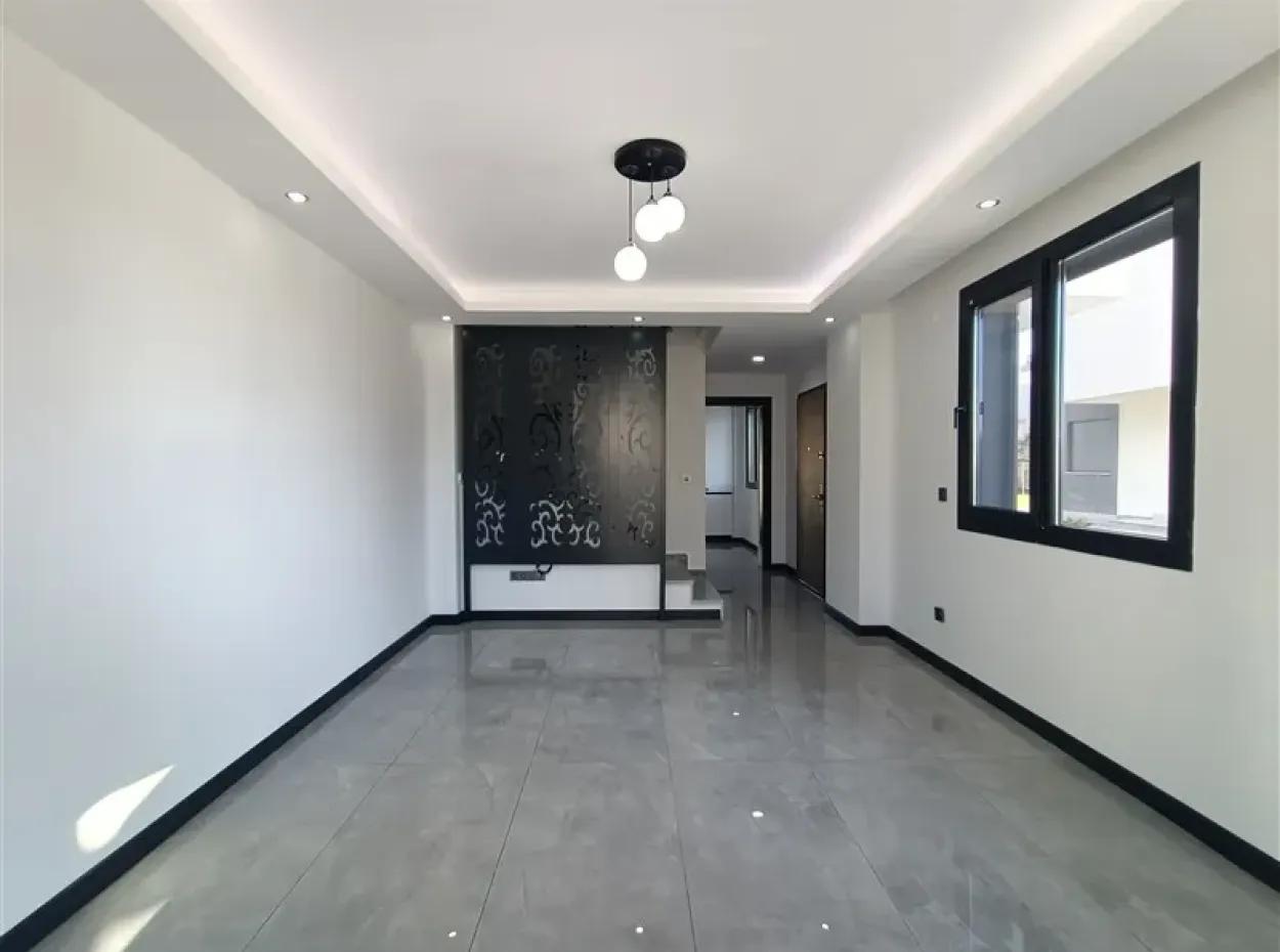 Akbükte Havuzlu Otoparklı Bahçeli Satılık Villalar