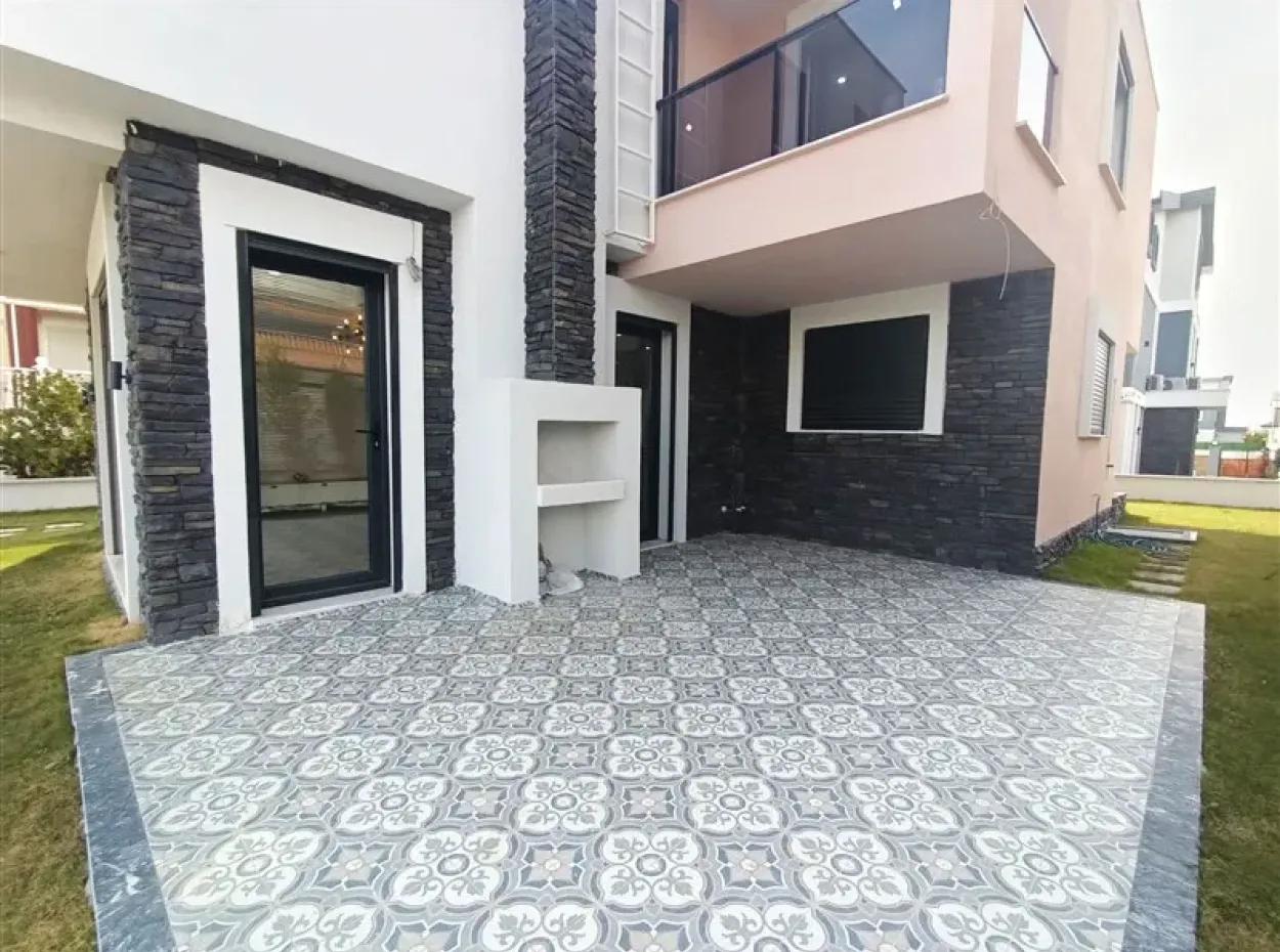 Didimde Havuzlu Bahçeli 5+1 Tam Müstakil Satılık Villa