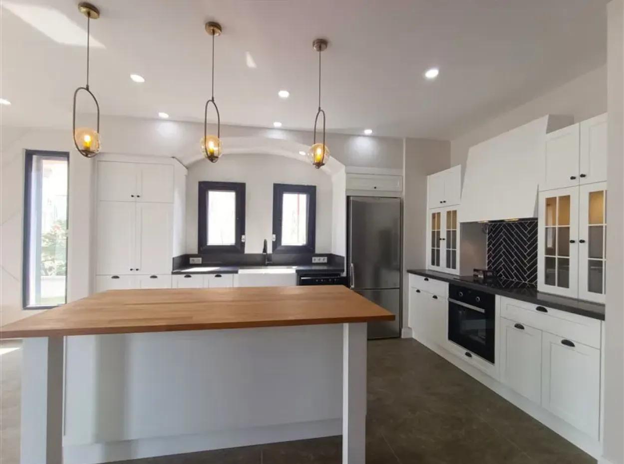 Didimde Havuzlu Bahçeli 5+1 Tam Müstakil Satılık Villa