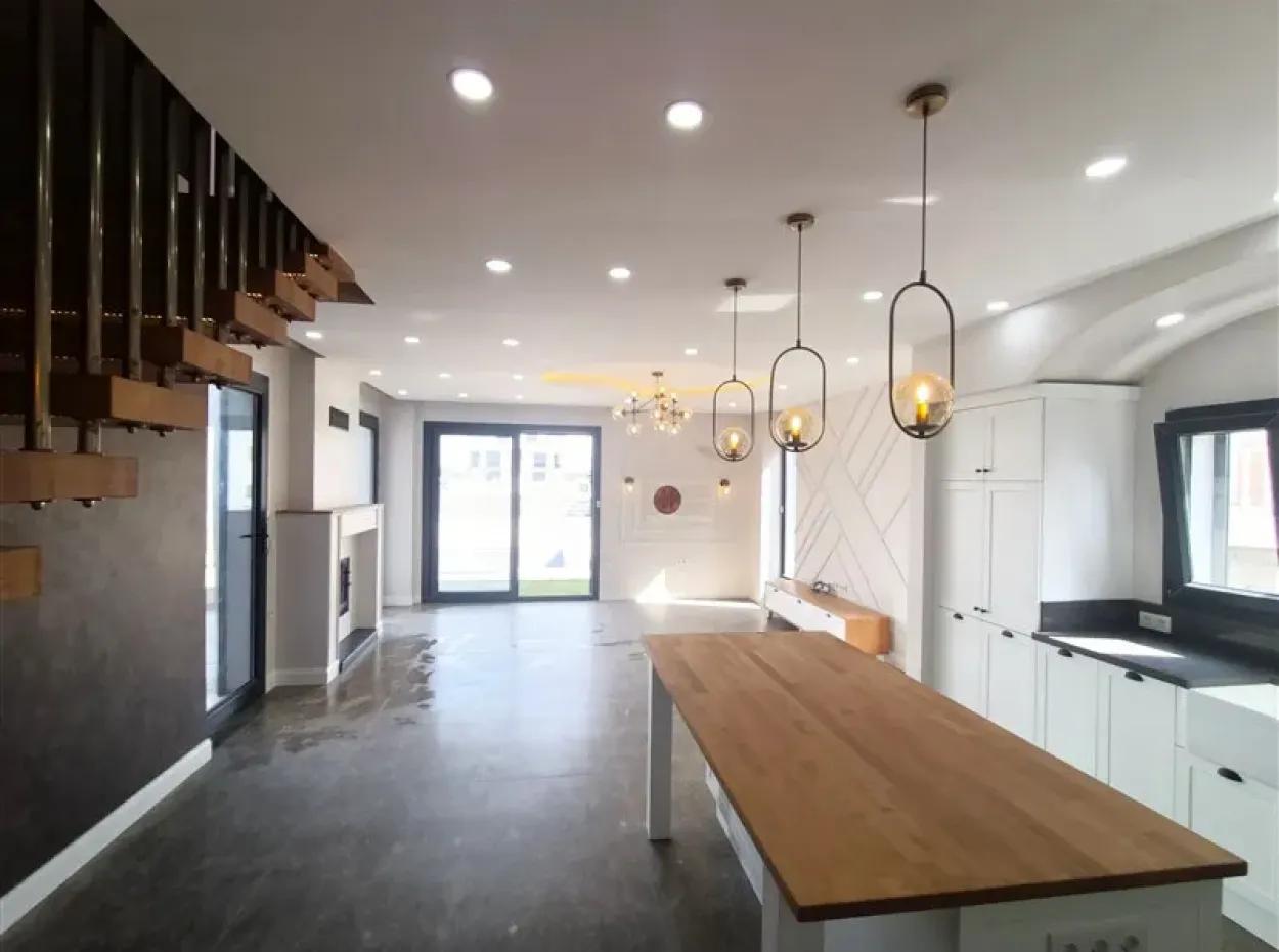 Didimde Havuzlu Bahçeli 5+1 Tam Müstakil Satılık Villa