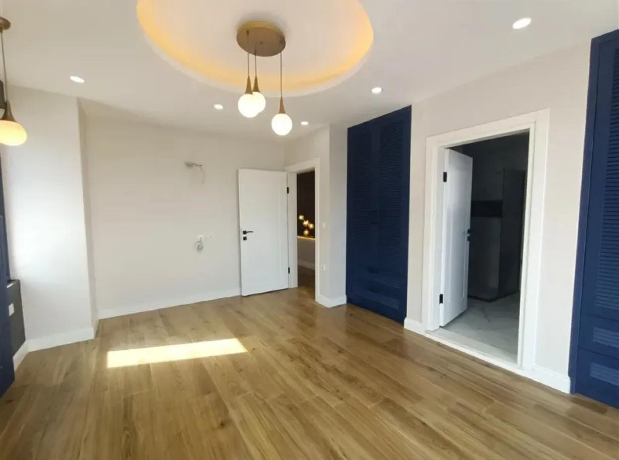 Didimde Havuzlu Bahçeli 5+1 Tam Müstakil Satılık Villa