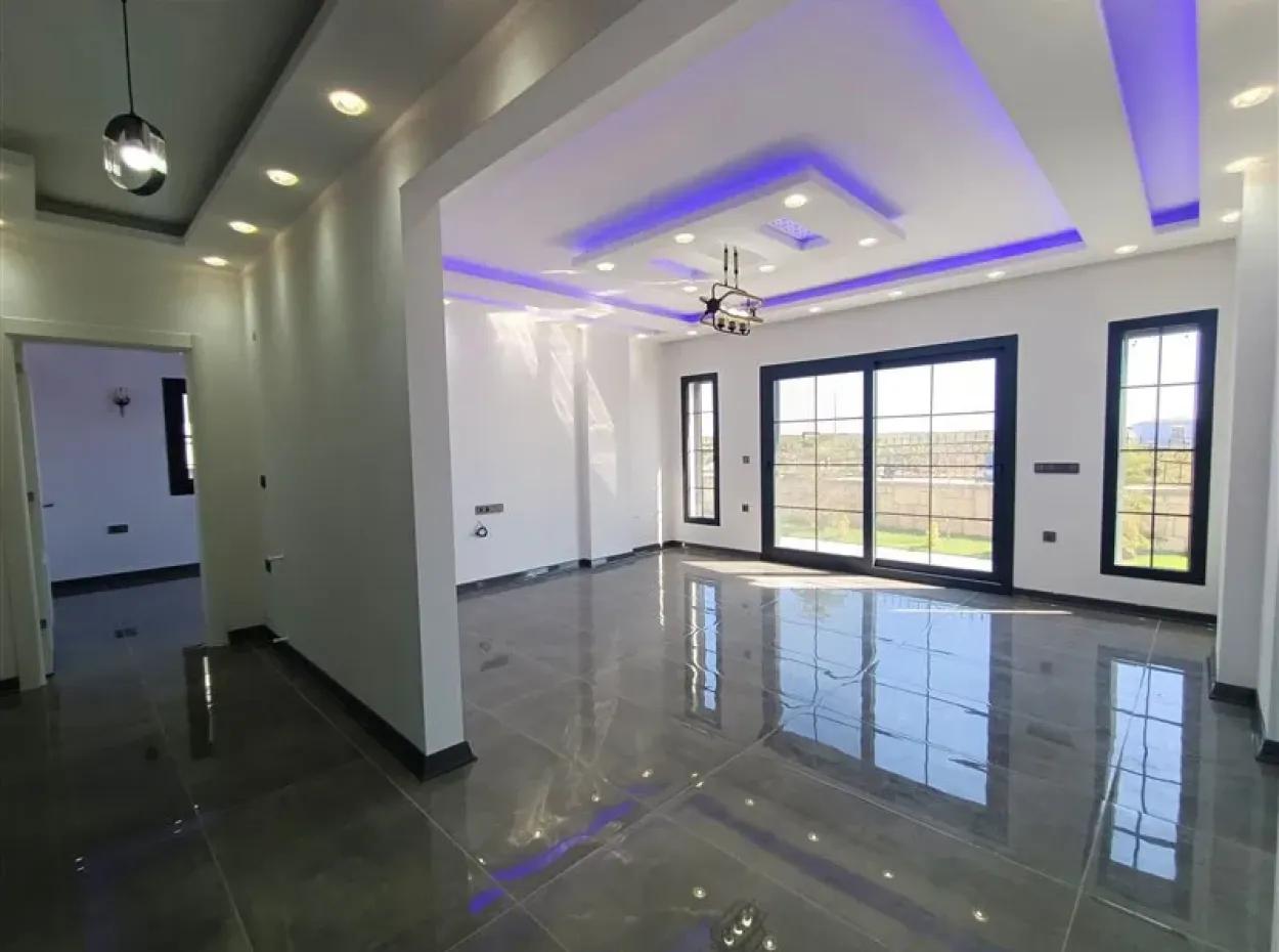 Didimde 6+1 Havuzlu Bahçeli Müstakil Satılık Villa