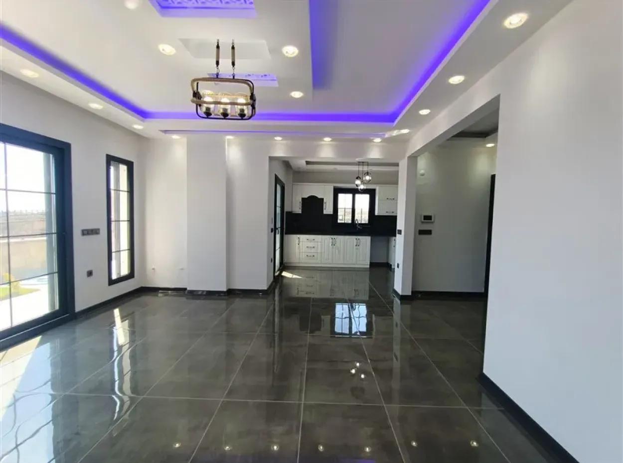 Didimde 6+1 Havuzlu Bahçeli Müstakil Satılık Villa