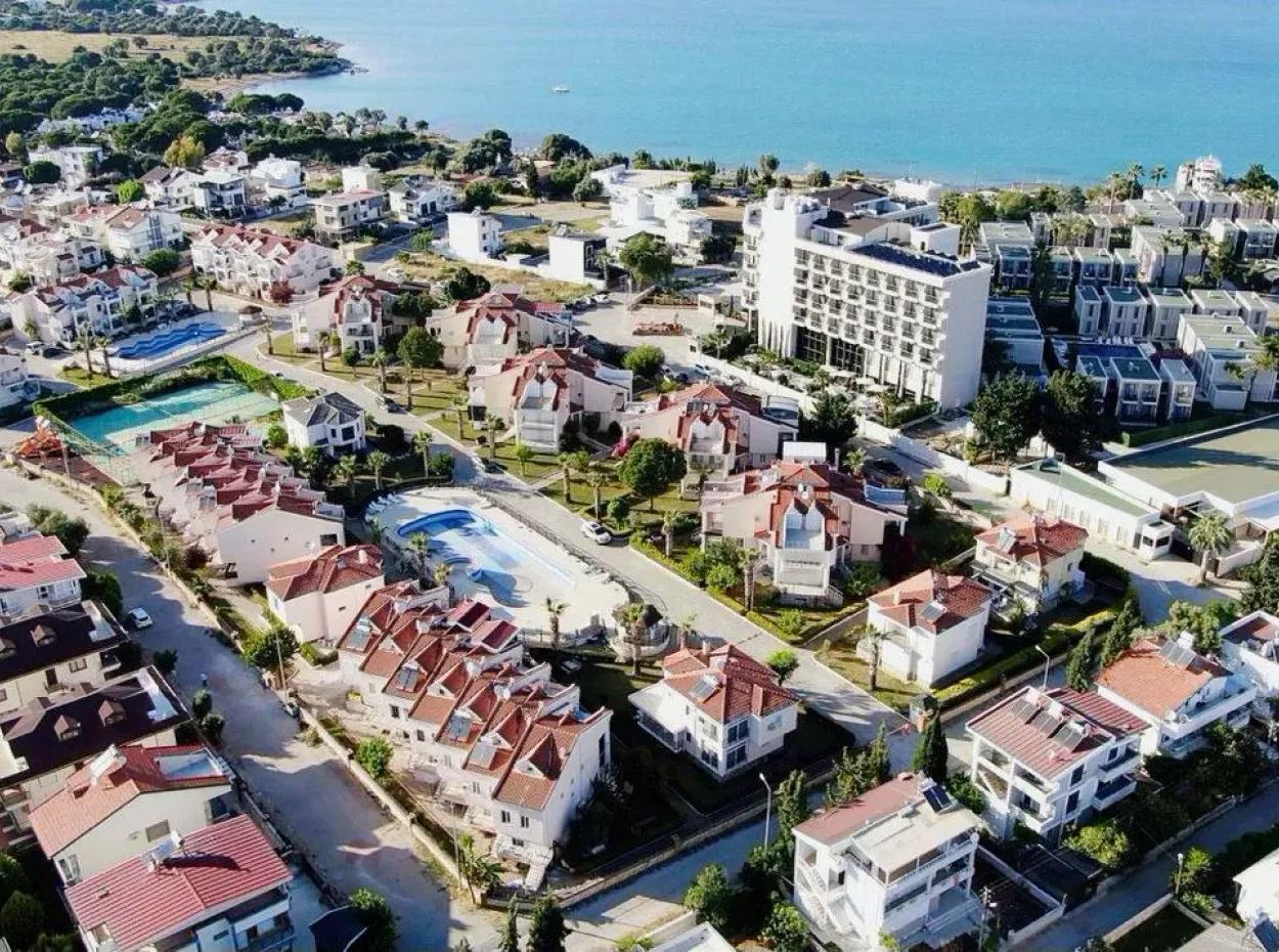 Didimde Denize 150M Havuzlu Tenis Kortlu Basketbol Saha Güvenlikli Sitede Satılık Villa