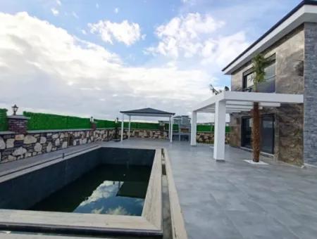 500 M2 Arsa İçinde Havuzlu Müstakil Satılık Villa