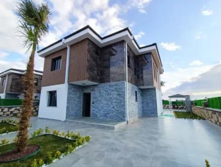 500 M2 Arsa İçinde Havuzlu Müstakil Satılık Villa