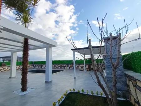 500 M2 Arsa İçinde Havuzlu Müstakil Satılık Villa