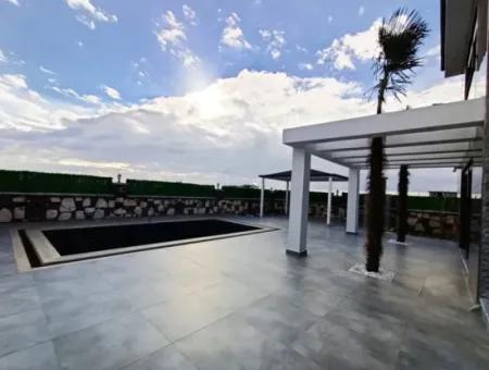 500 M2 Arsa İçinde Havuzlu Müstakil Satılık Villa