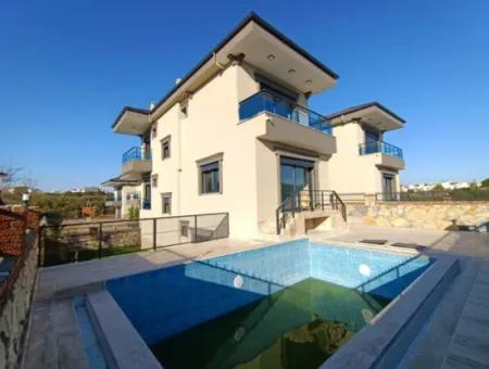 Havuzlu Bahçeli Önü Açık Müstakil Satılık Villa