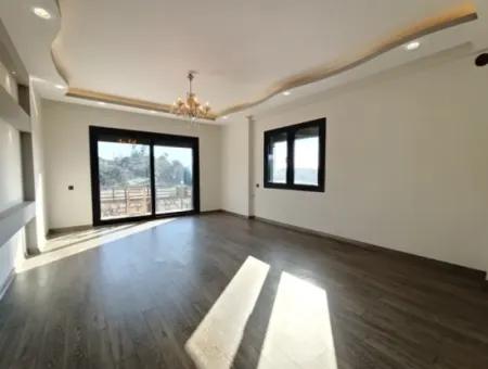 Havuzlu Bahçeli Önü Açık Müstakil Satılık Villa