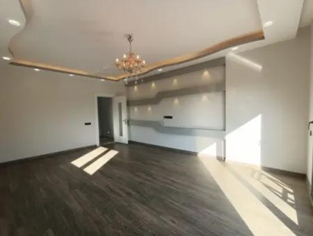 Havuzlu Bahçeli Önü Açık Müstakil Satılık Villa