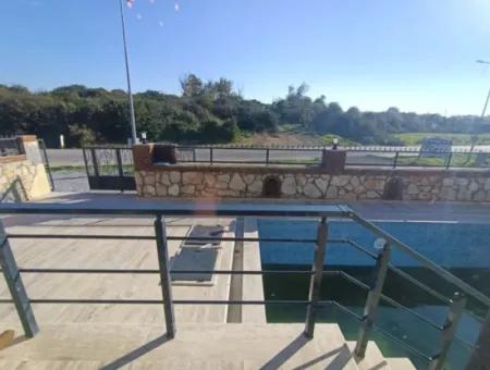 Havuzlu Bahçeli Önü Açık Müstakil Satılık Villa