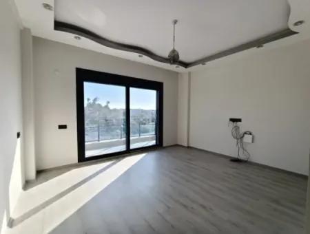 Havuzlu Bahçeli Önü Açık Müstakil Satılık Villa