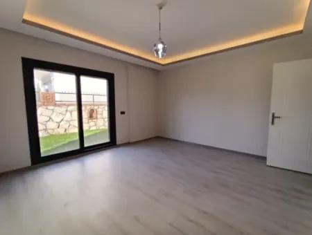 Havuzlu Bahçeli Önü Açık Müstakil Satılık Villa
