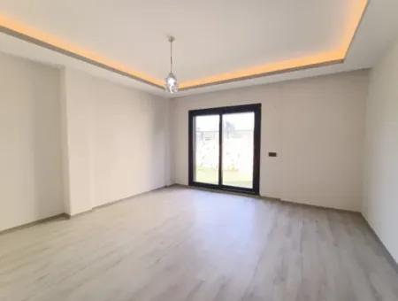 Havuzlu Bahçeli Önü Açık Müstakil Satılık Villa