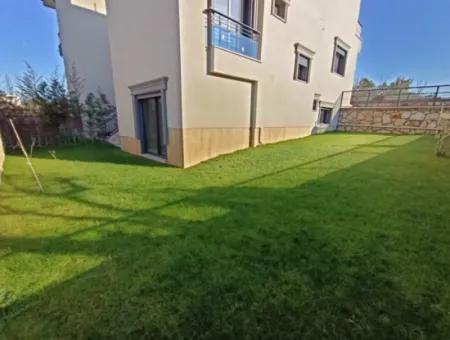 Havuzlu Bahçeli Önü Açık Müstakil Satılık Villa