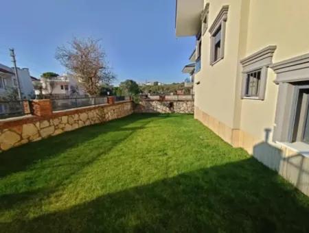 Havuzlu Bahçeli Önü Açık Müstakil Satılık Villa