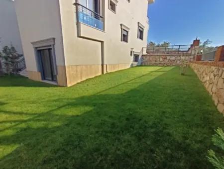 Havuzlu Bahçeli Önü Açık Müstakil Satılık Villa