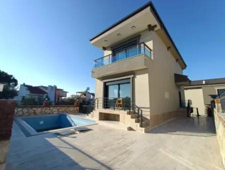 Havuzlu Bahçeli Önü Açık Müstakil Satılık Villa
