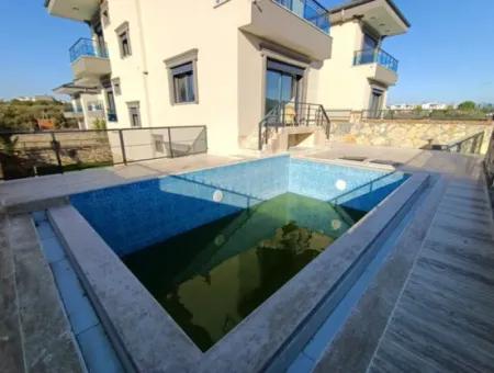 Havuzlu Bahçeli Önü Açık Müstakil Satılık Villa