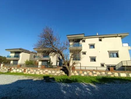 Havuzlu Bahçeli Önü Açık Müstakil Satılık Villa